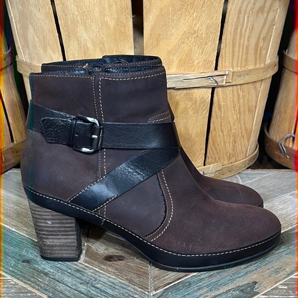 Clarks Artisan Brown Leather Buckle Strap Active Air Ankle Boots Womens Size 9.5